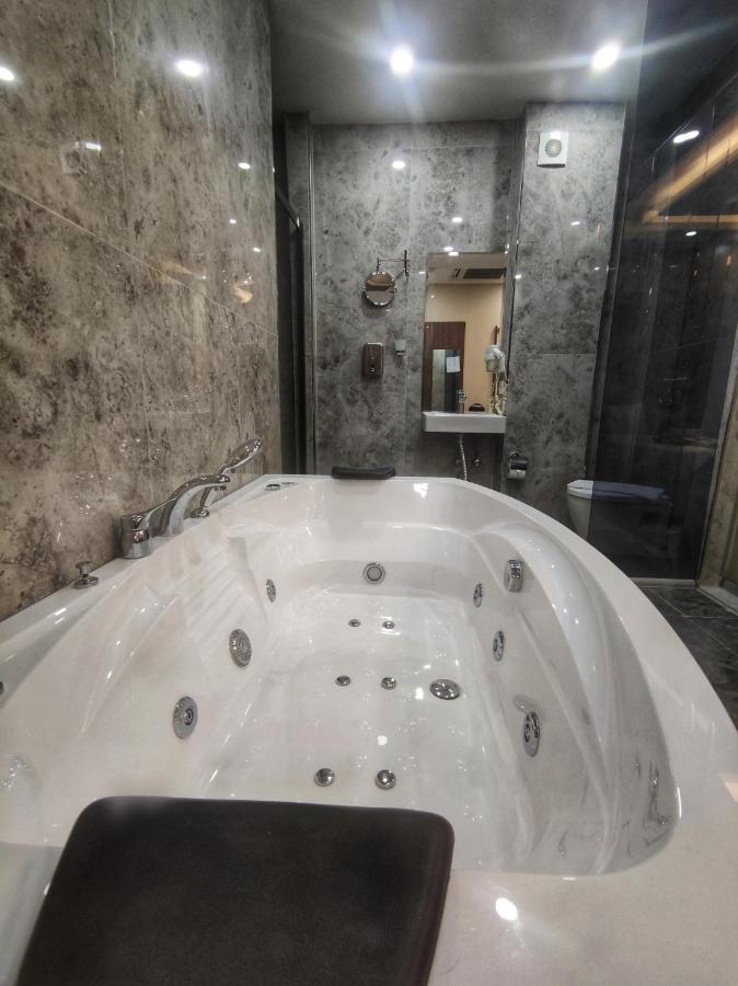 Hotel The Golden Pera's &
