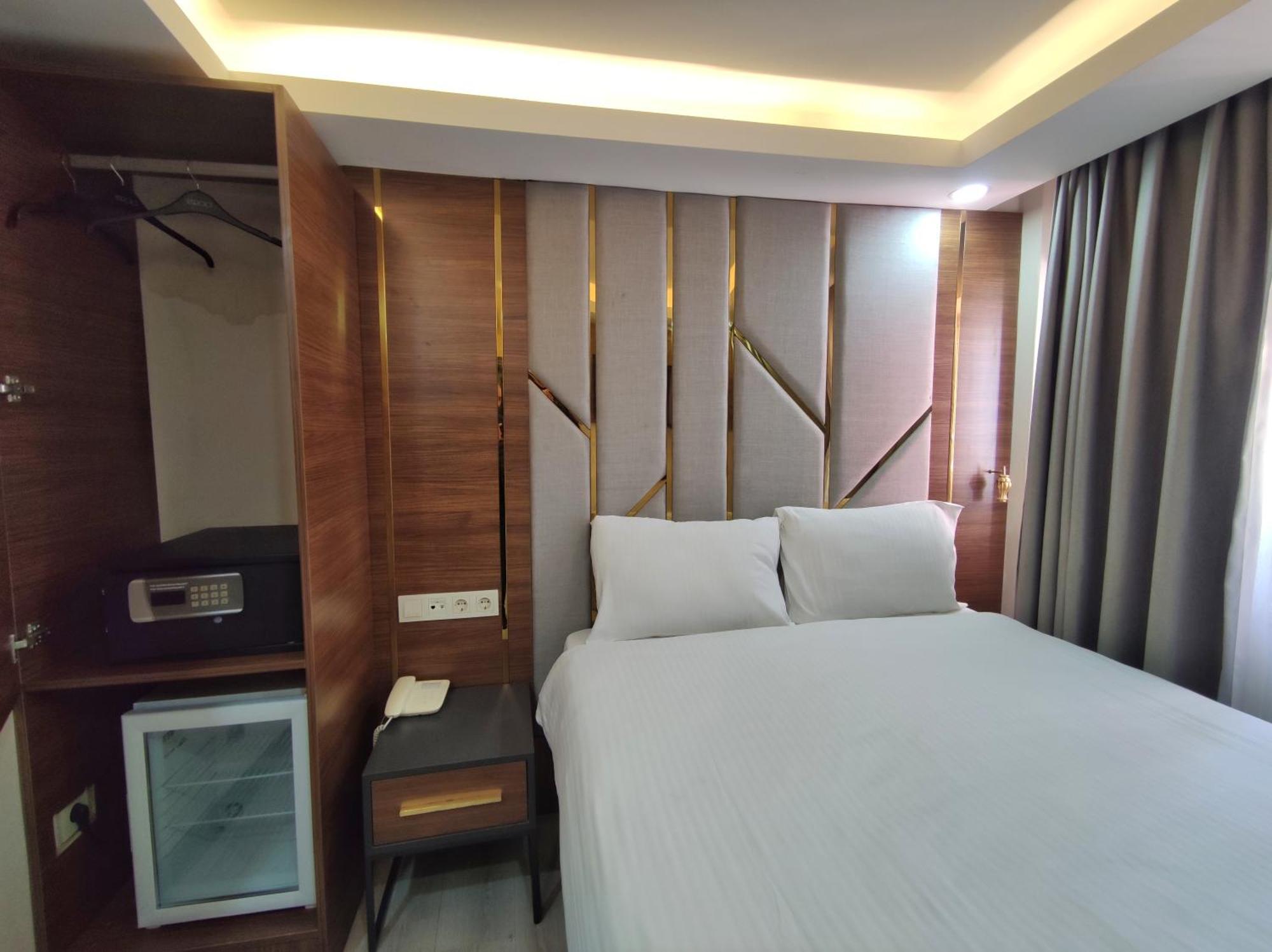 The Golden Pera's & Hotel